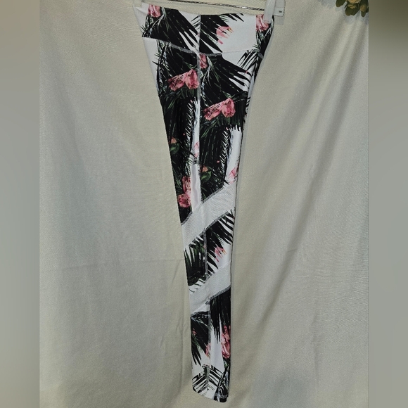 Fabletics Black and Pink Patterned Leggings - Picture 4 of 7